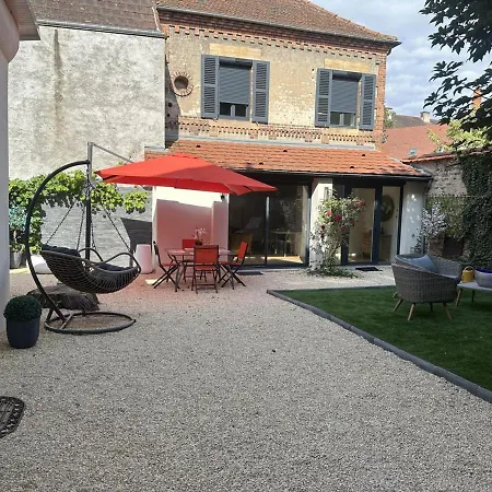 Prázdninový dům Confortables Pour 2 Couples Ou 4 Personnes, Centre De Moulins, A Proximite Des Attractions, Jardin Et Terrasse. - Fr-1-489-473 *
